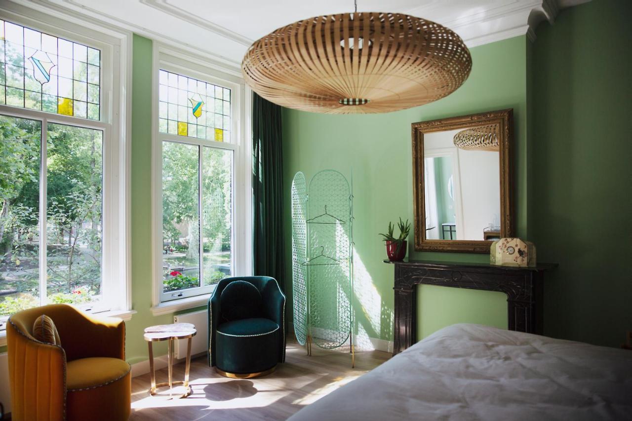 Habitación con cama extragrande y balcón