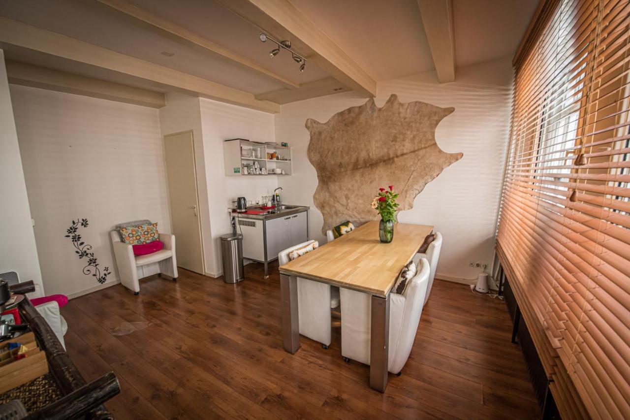 Quarto com 2 Camas de Solteiro e Banheiro Privativo