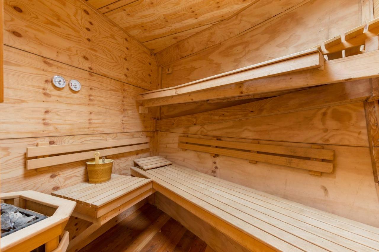 Zimmer mit Kingsize-Bett und Seeblick