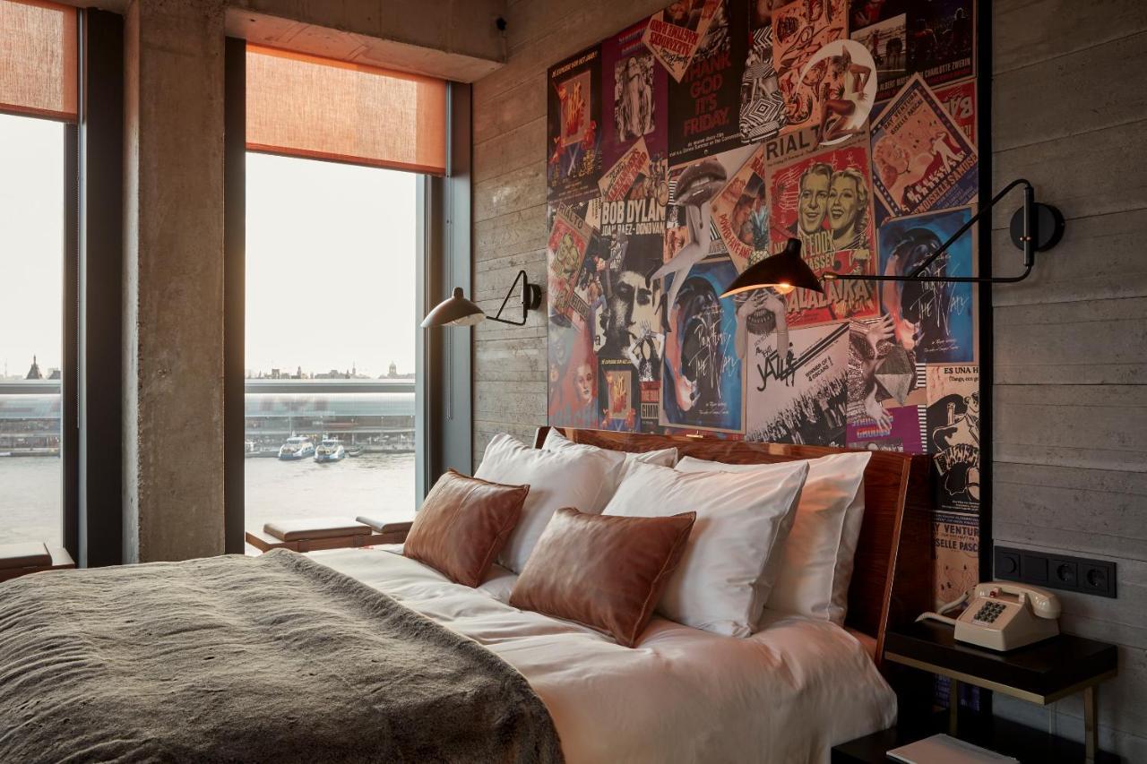 Deluxe Corner Room City View