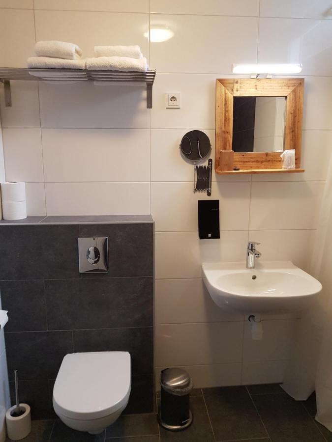 Budget Doppelzimmer mit eigenem Bad außerhalb des Zimmers