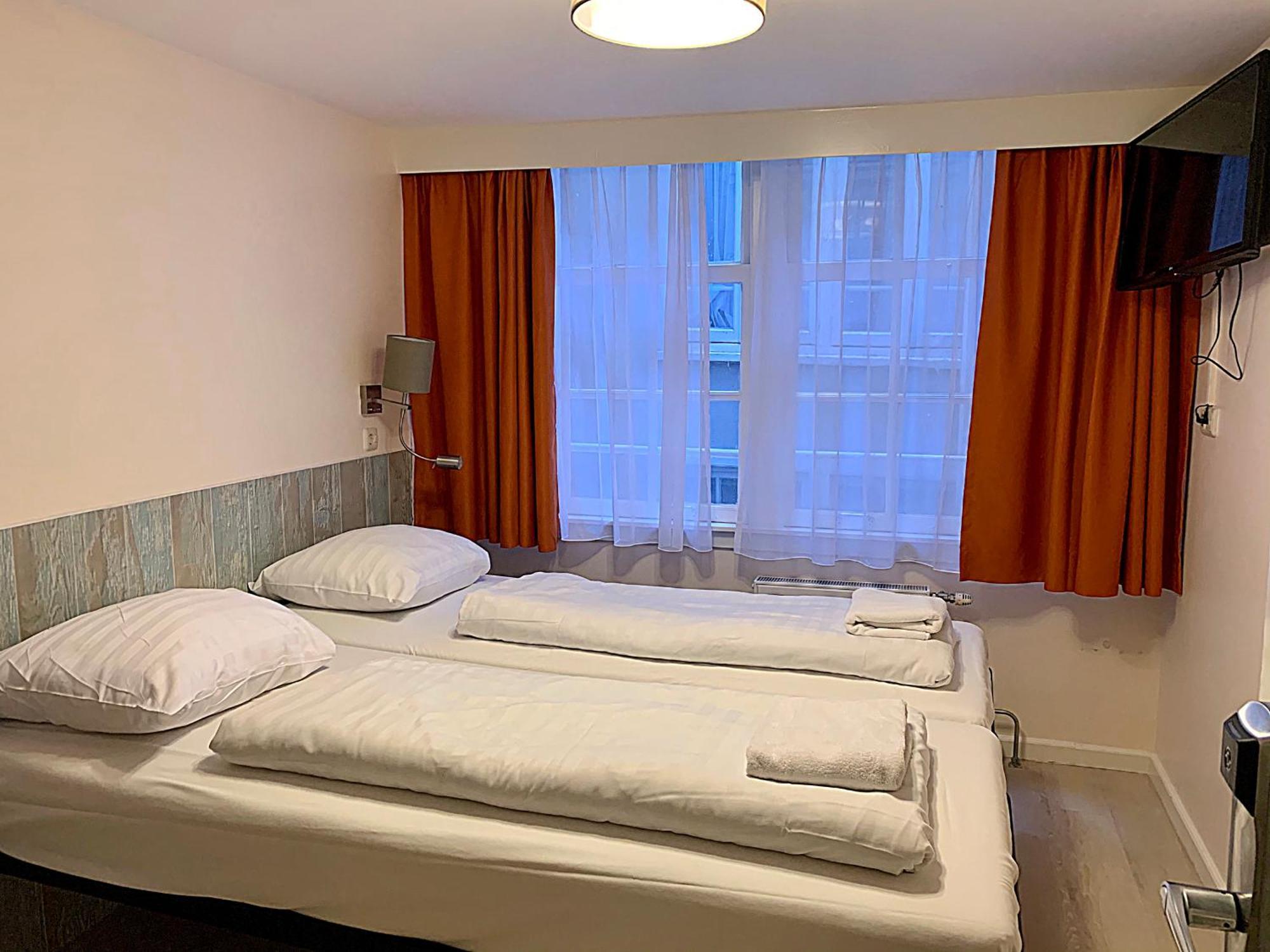 Quarto com 2 Camas de Solteiro e Banheiro Compartilhado