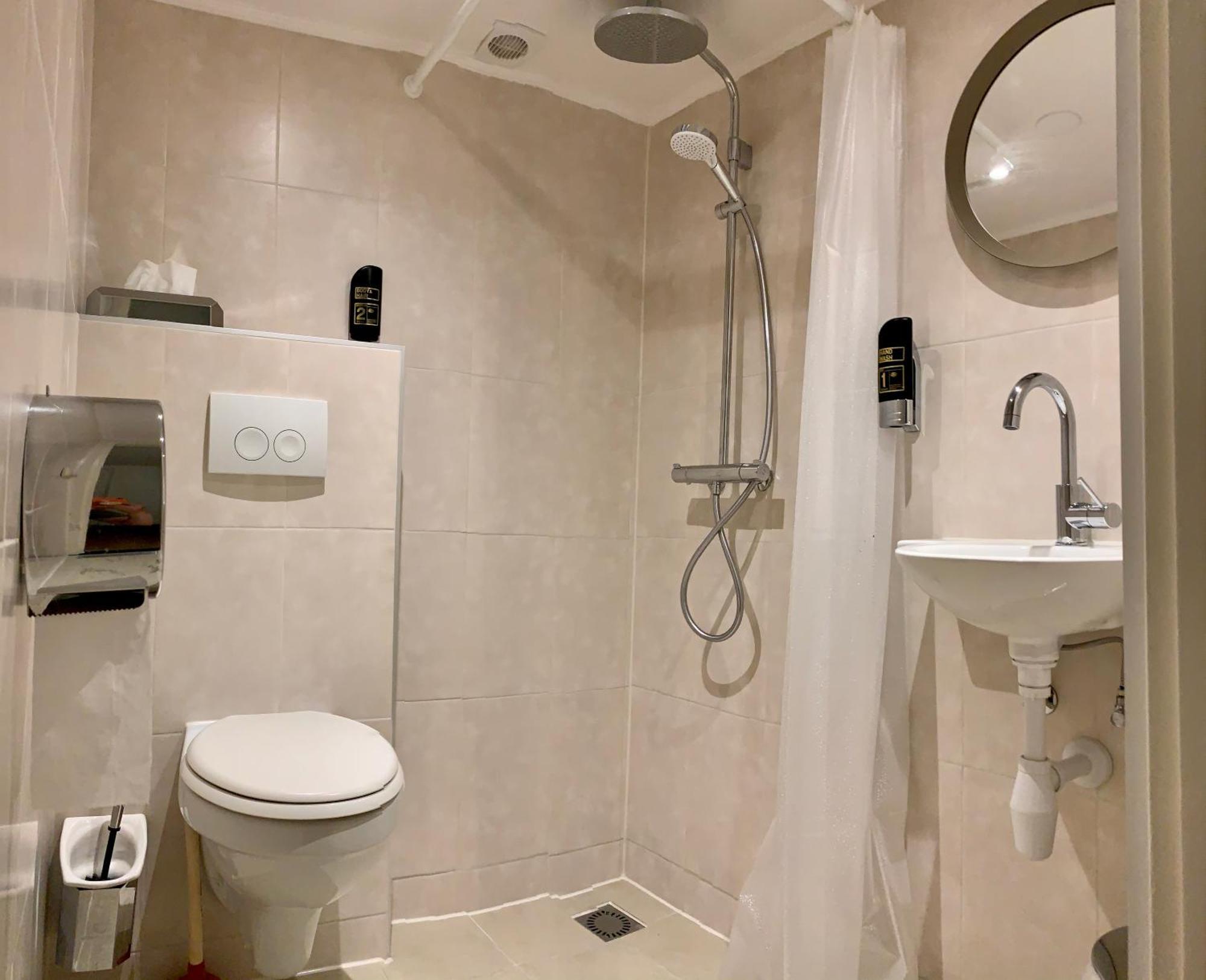 Quarto com 2 Camas de Solteiro e Banheiro Privativo