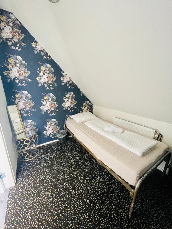 Single Room without Window,1318700698:JPEG