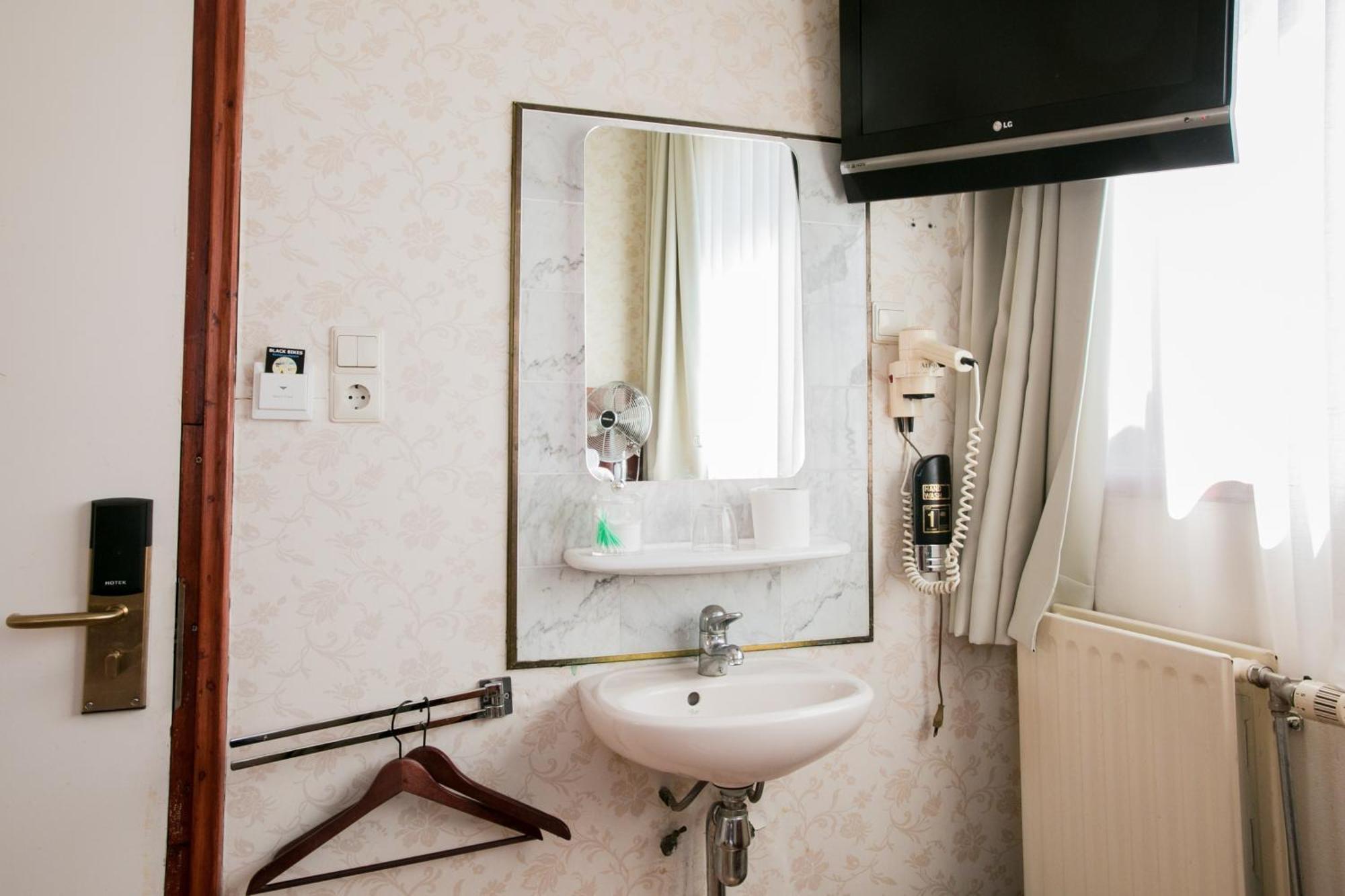 Single Room Shared Shower Toilet