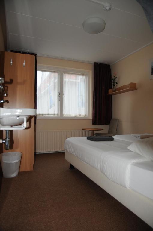 Single Room Shared Shower Toilet