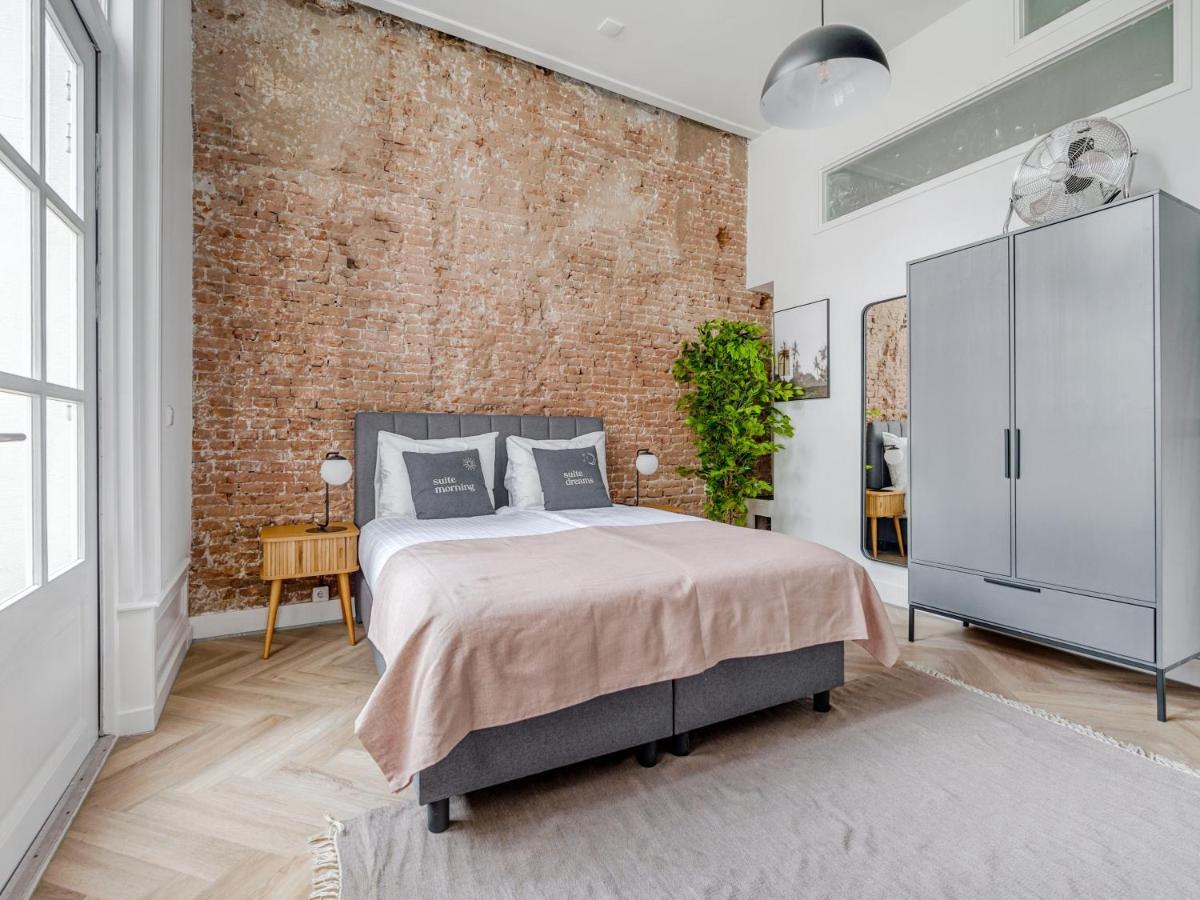 Værelse med queensize-seng og balkon
