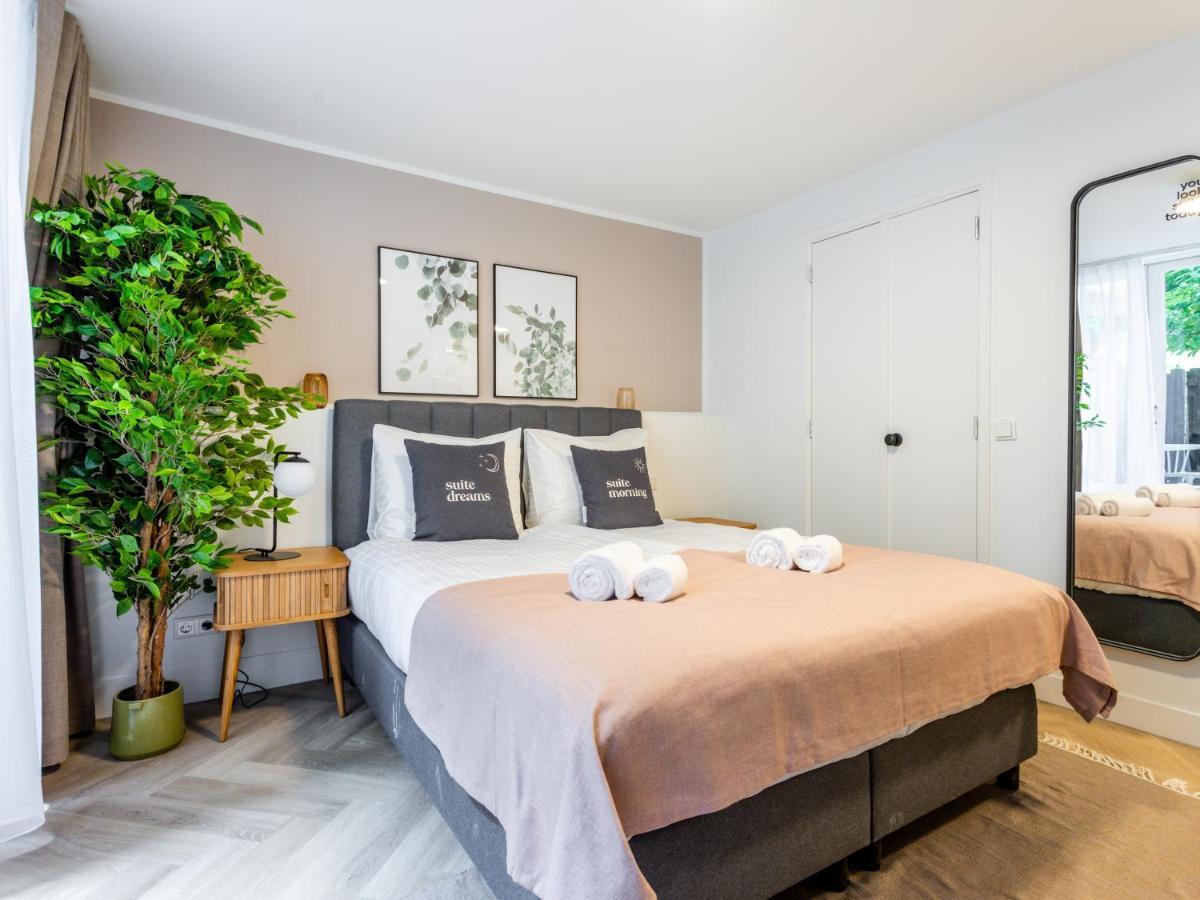 Værelse med queensize-seng og terrasse