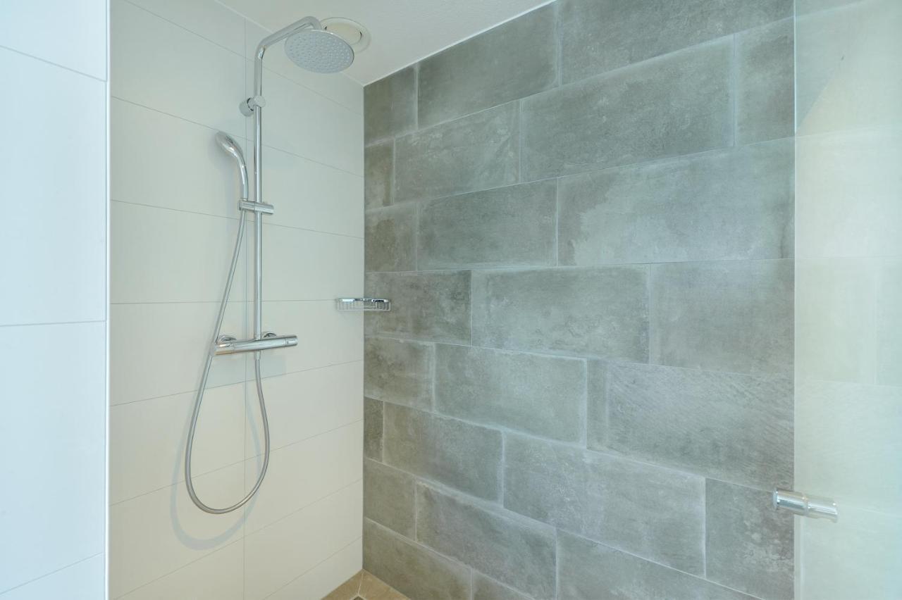 Deluxe Double Room Shower,1300400170:JPEG