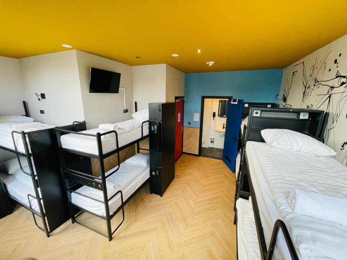 Cama num Dormitório Misto com 8 Camas
