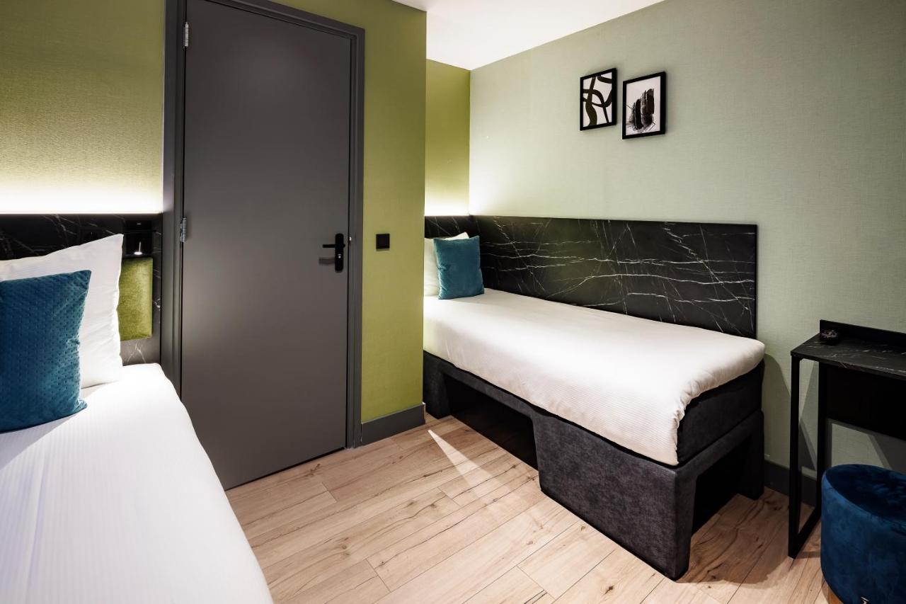 Quarto com 2 Camas de Solteiro e Banheiro Privativo