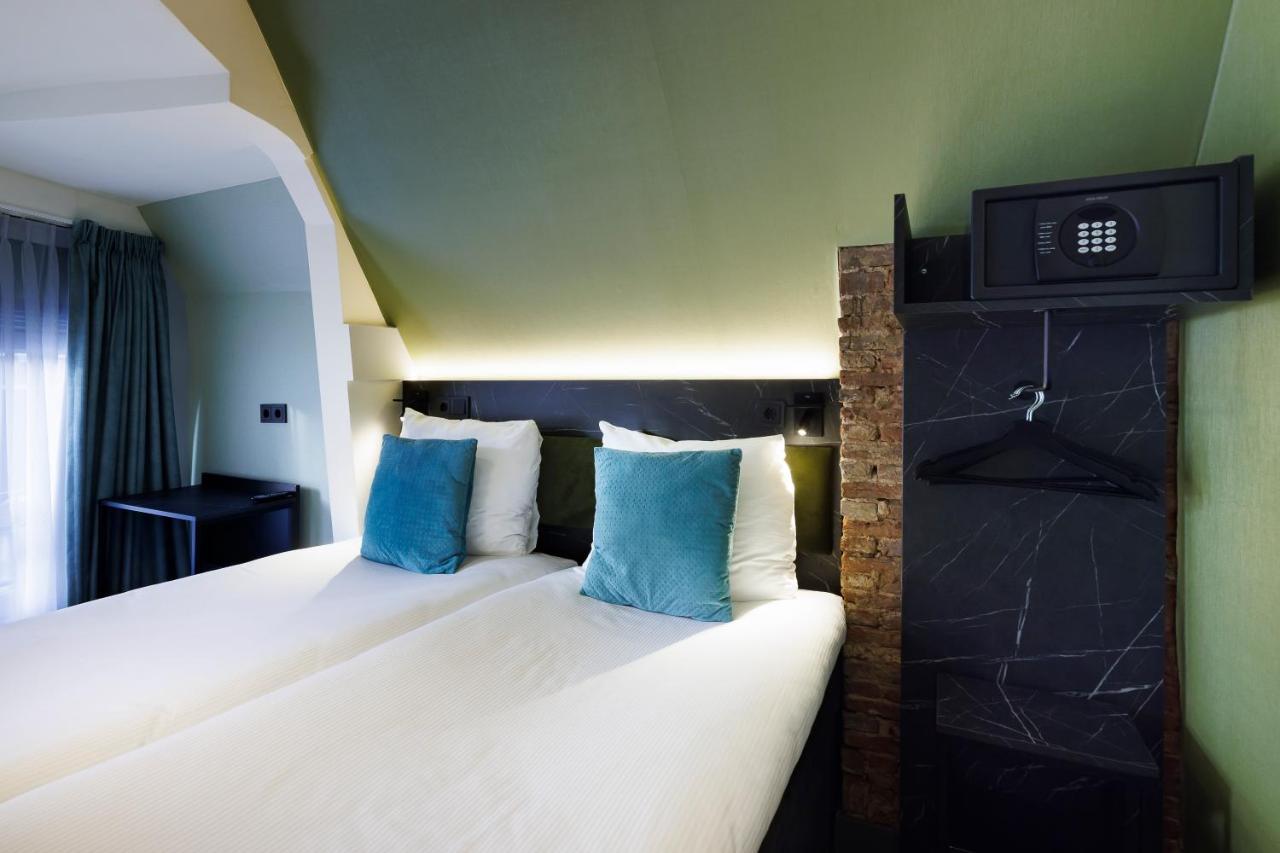 Quarto com 2 Camas de Solteiro e Banheiro Compartilhado