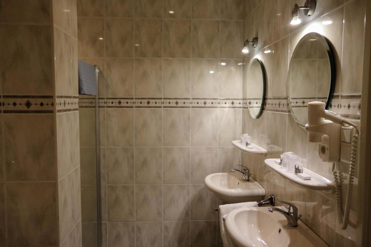 Family Two-Bedroom Suite Bathtub