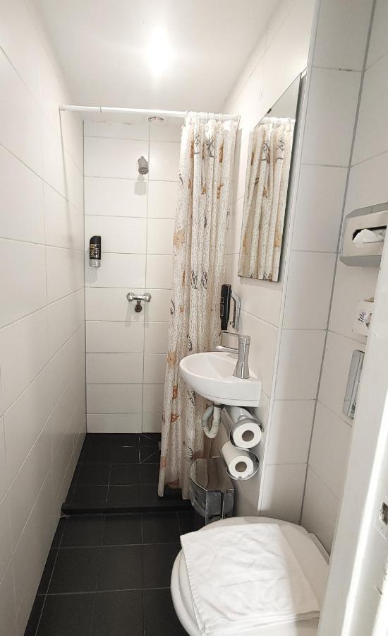 Quarto Pequeno com 2 Camas de Solteiro