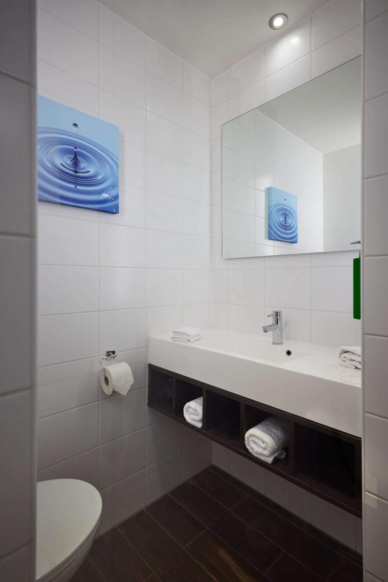 Chambre Lit Queen-Size Accessible aux Personnes à Mobilité Réduite