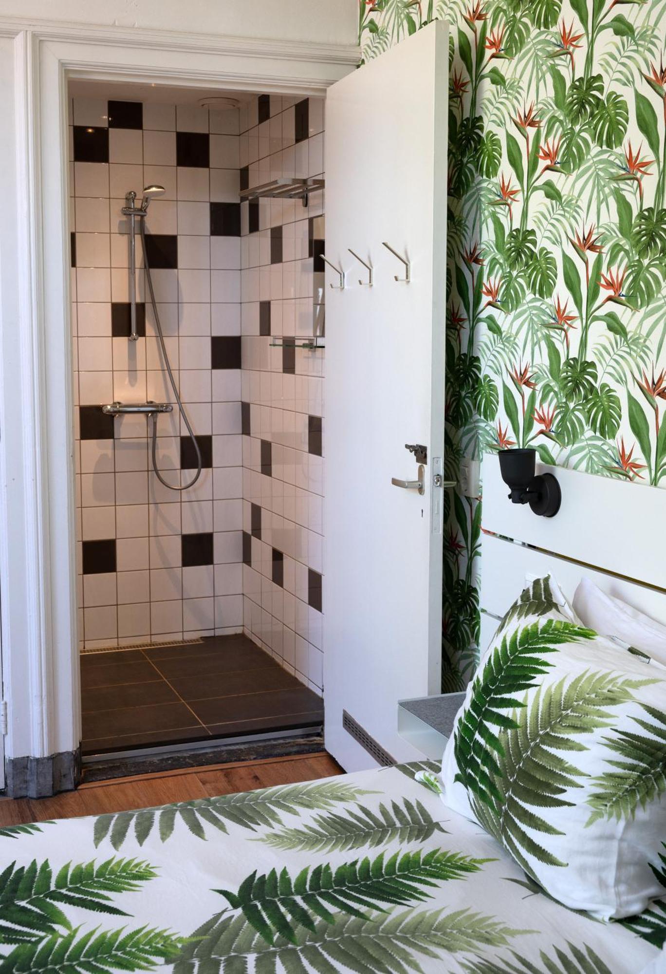 Deluxe Double Room Shower