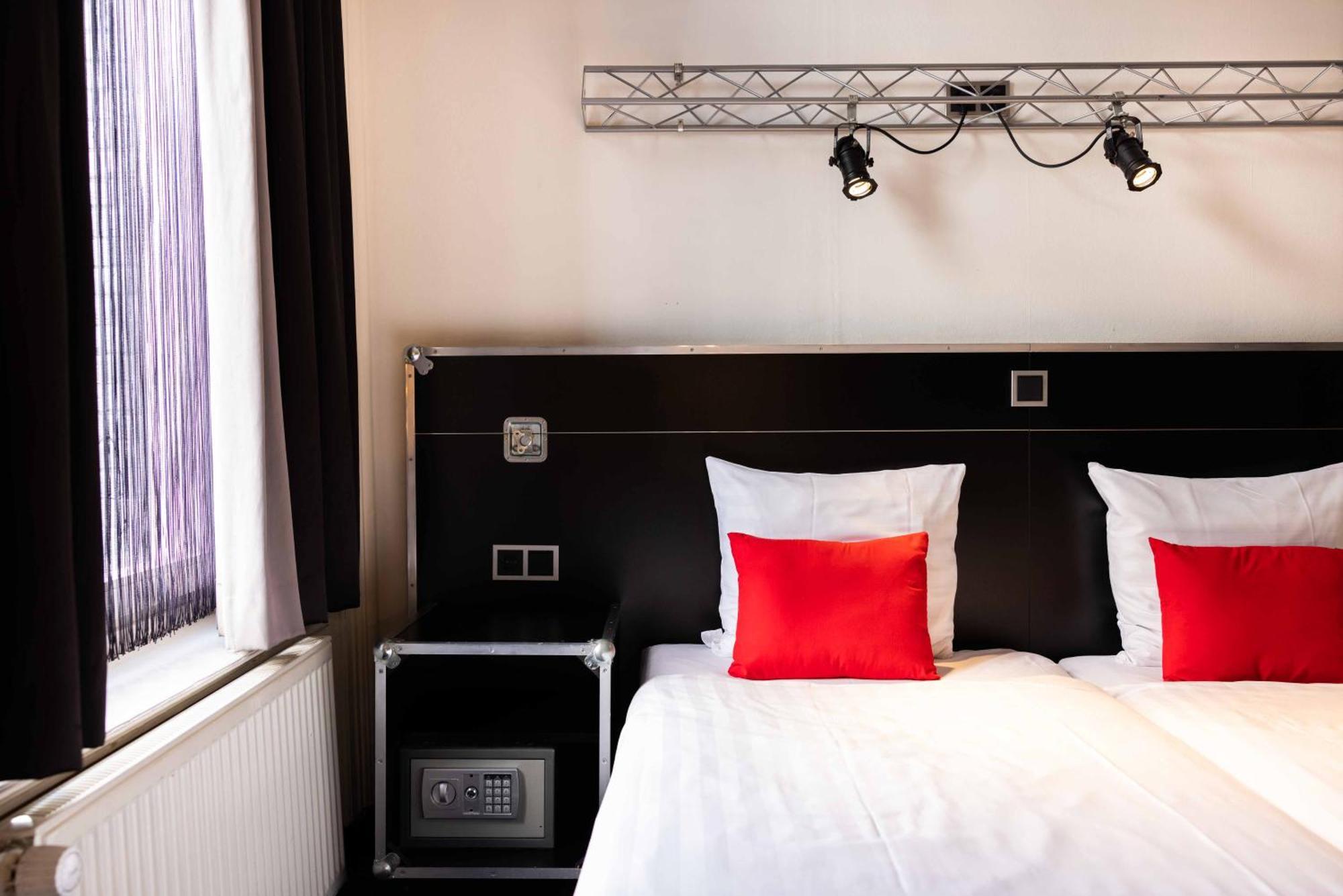 Quarto Básico com Cama de Casal ou 2 de Solteiro e Banheiro Compartilhado