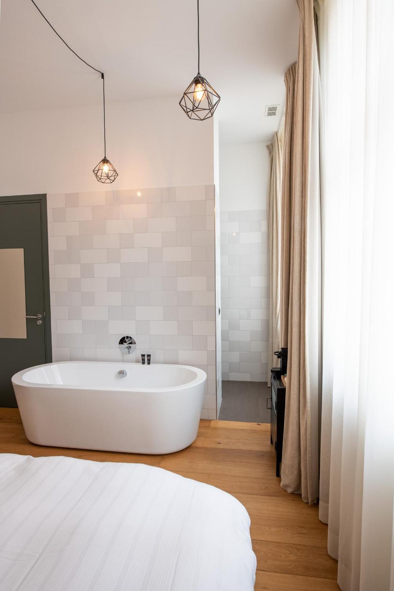 Deluxe Double or Twin Room Bath,1538789467:JPEG