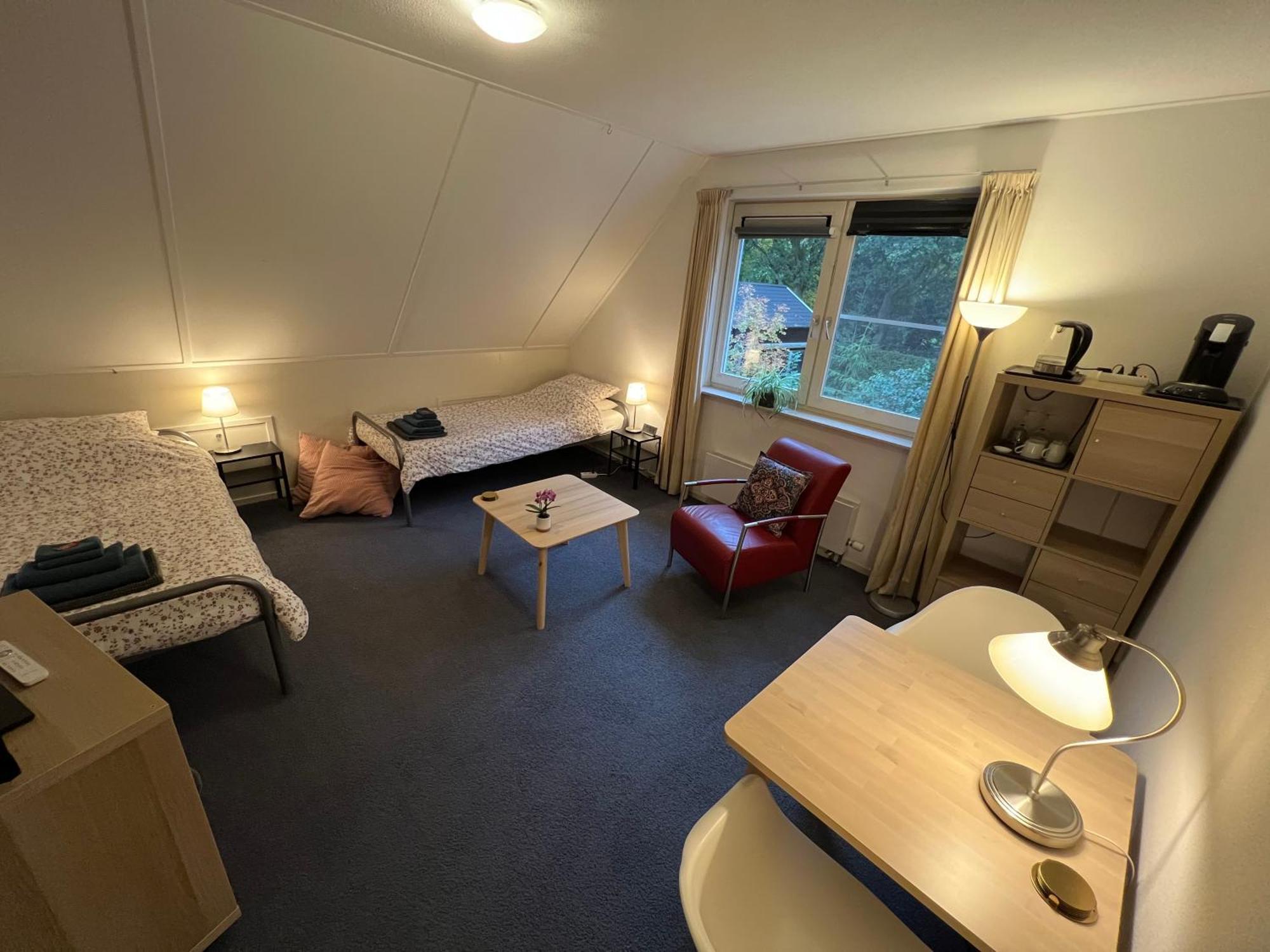 Tweepersoonskamer met 2 Aparte Bedden en Gedeelde Badkamer