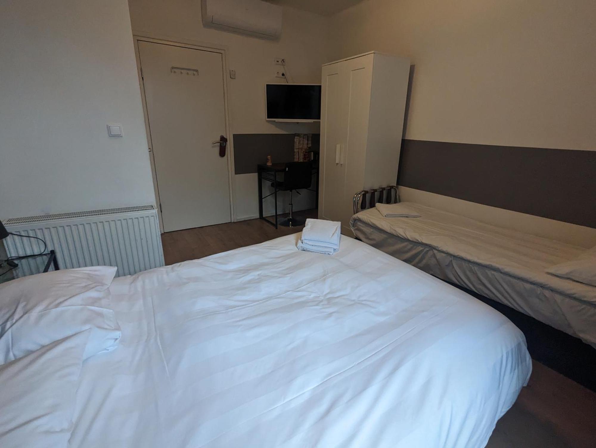 Compact Triple Room