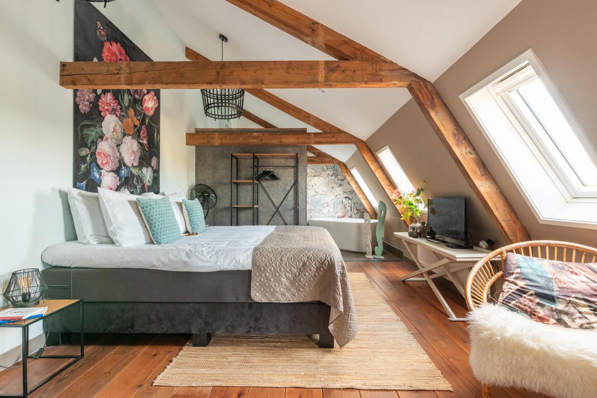 Deluxe Double Room Bath