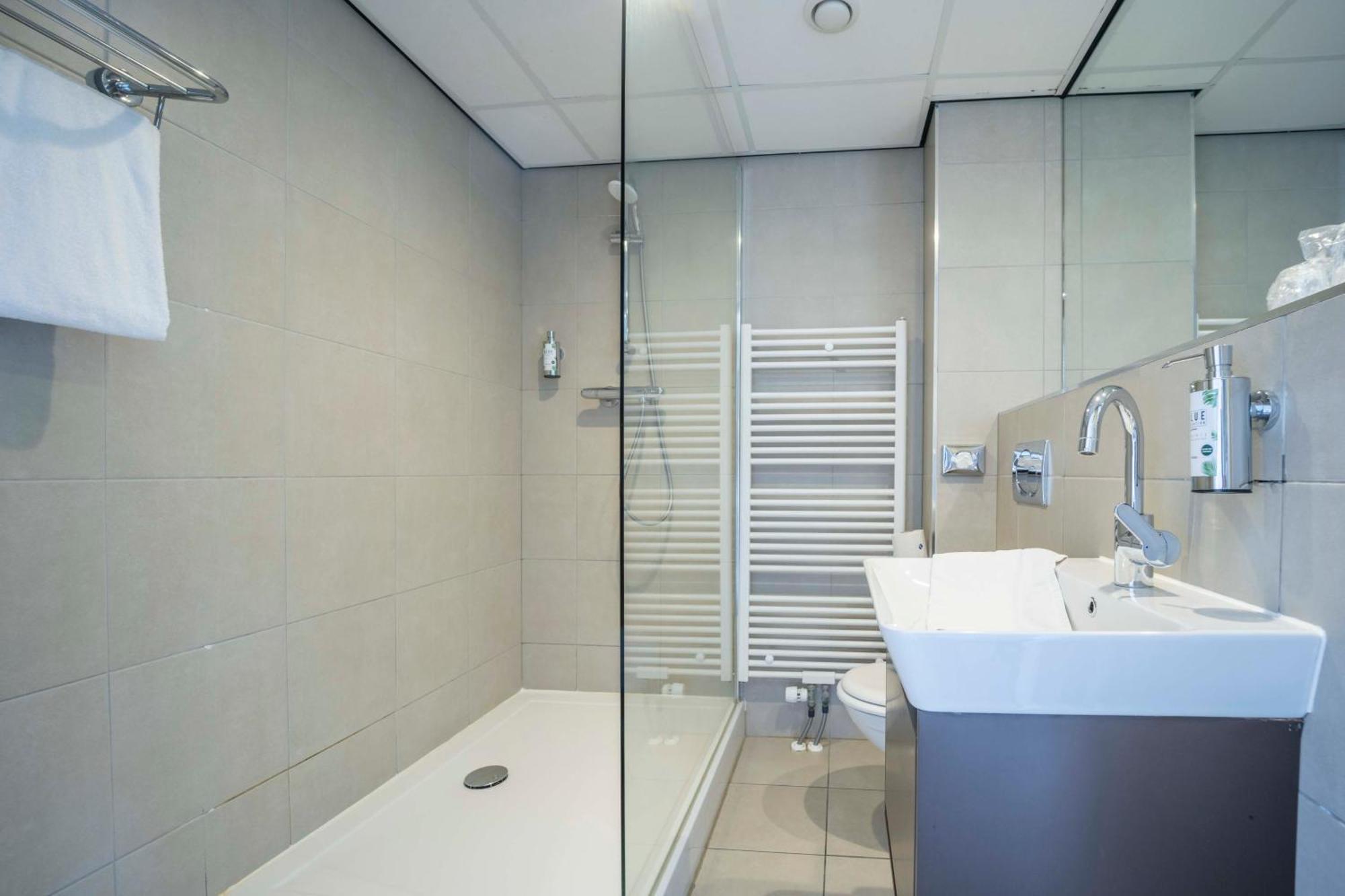 Large Comfort Double Room Shower