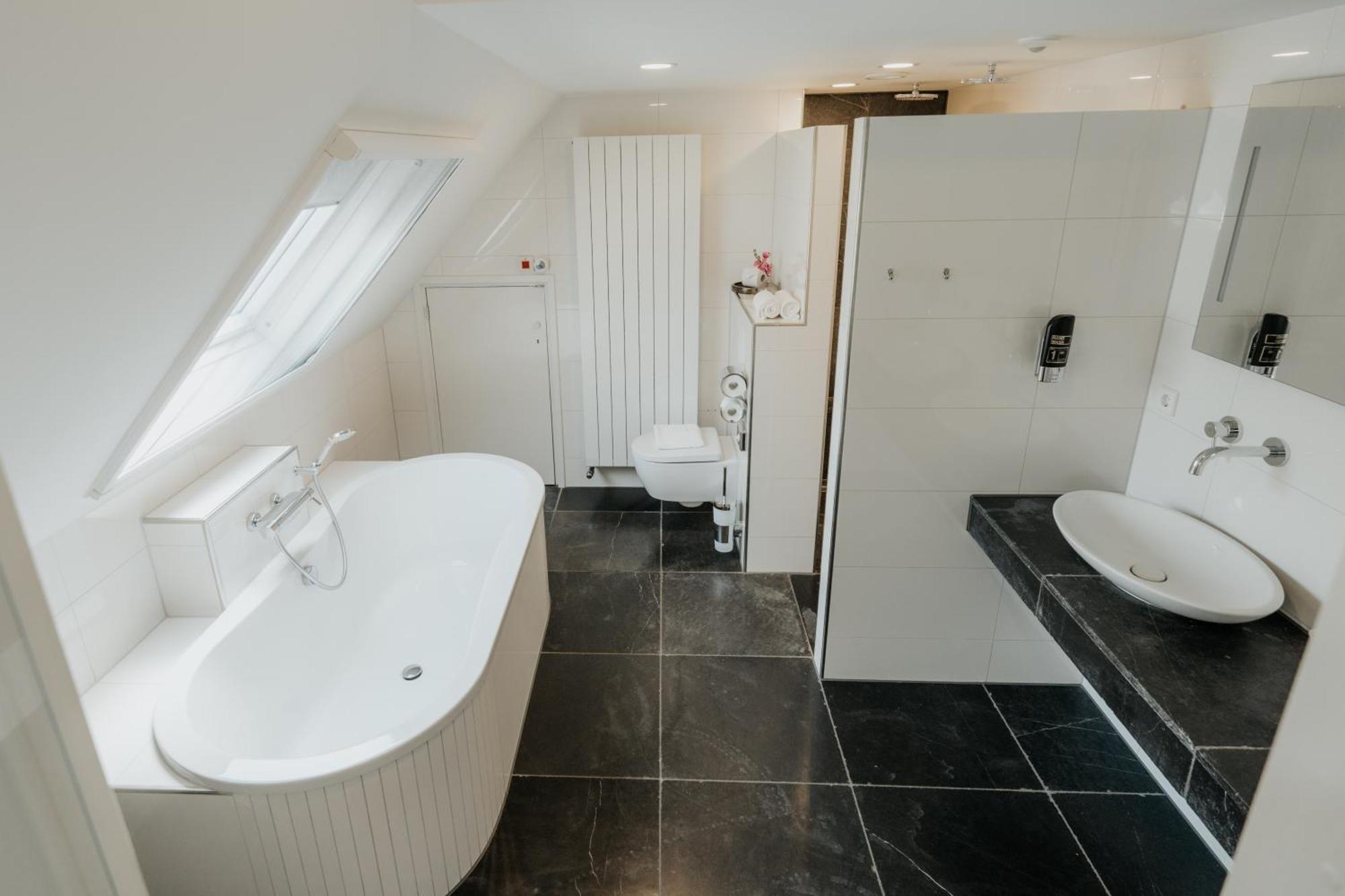 Deluxe King Suite