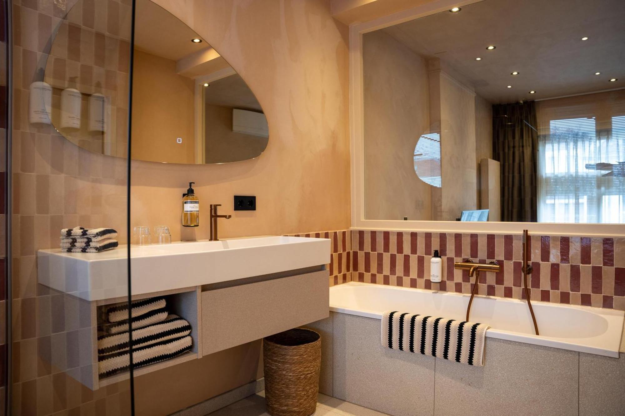 Deluxe Double Room Bath,1648481201:JPEG