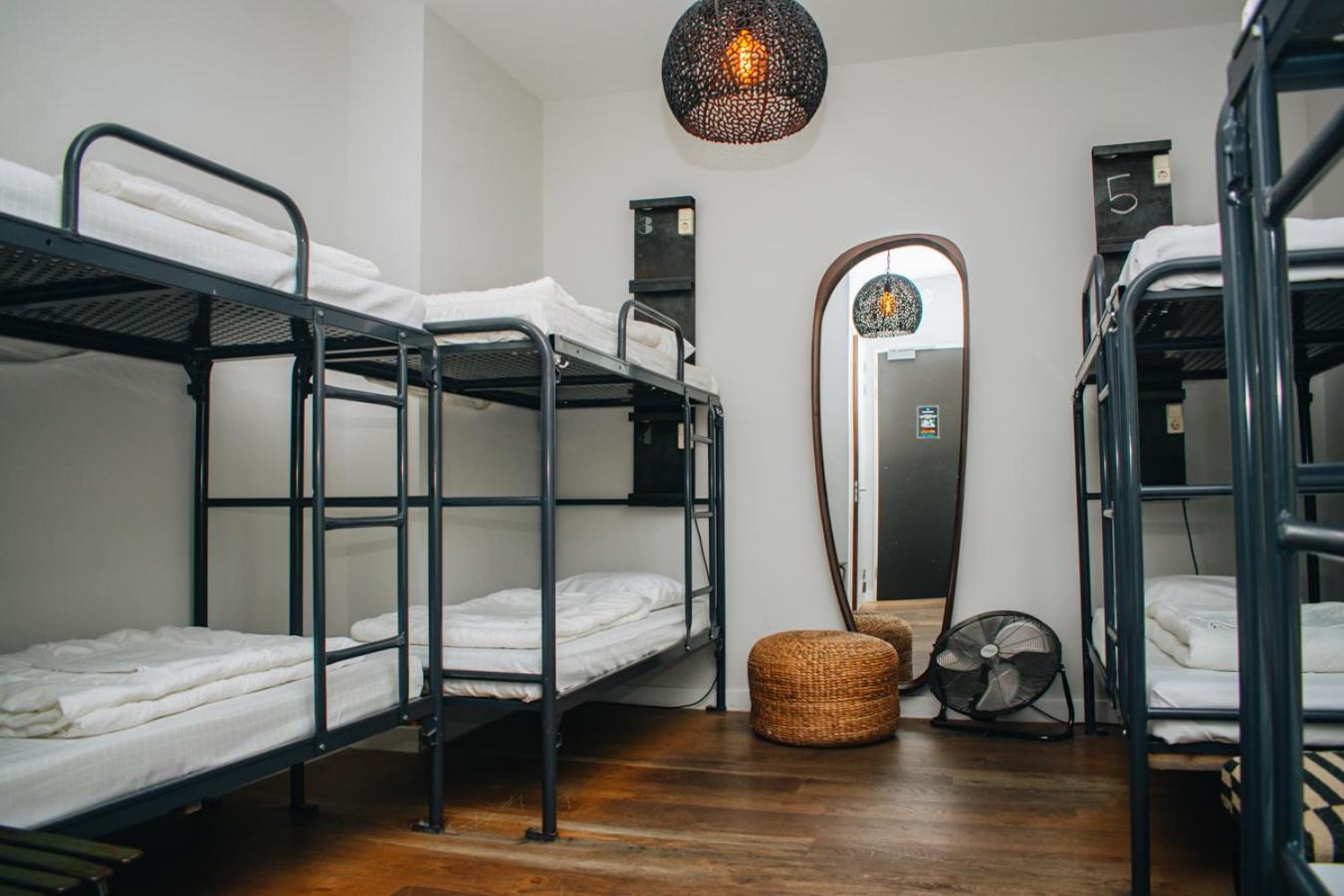 Posto Letto in Dormitorio Misto con 8 Letti