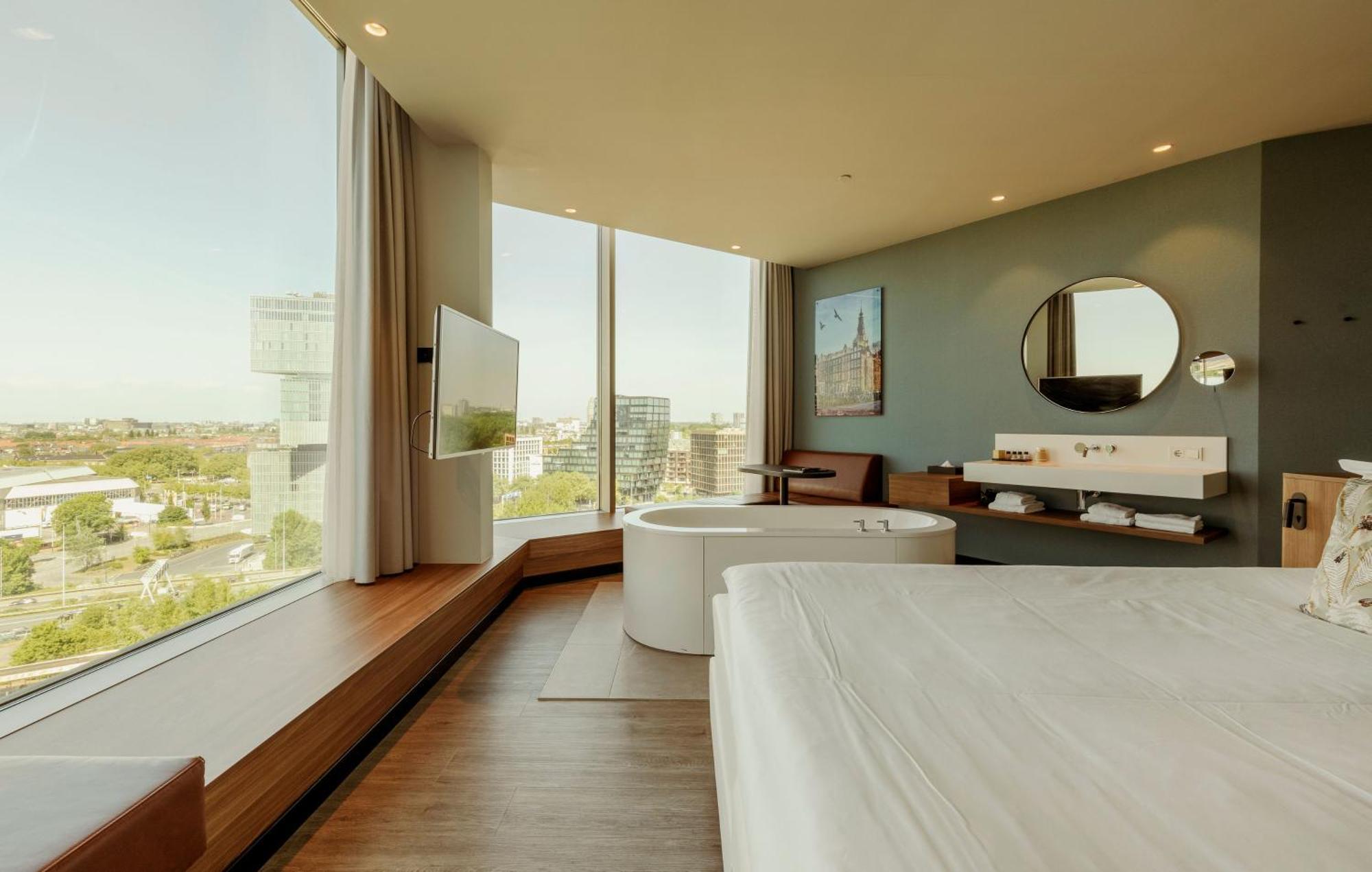 Superior King City view with Bath tub