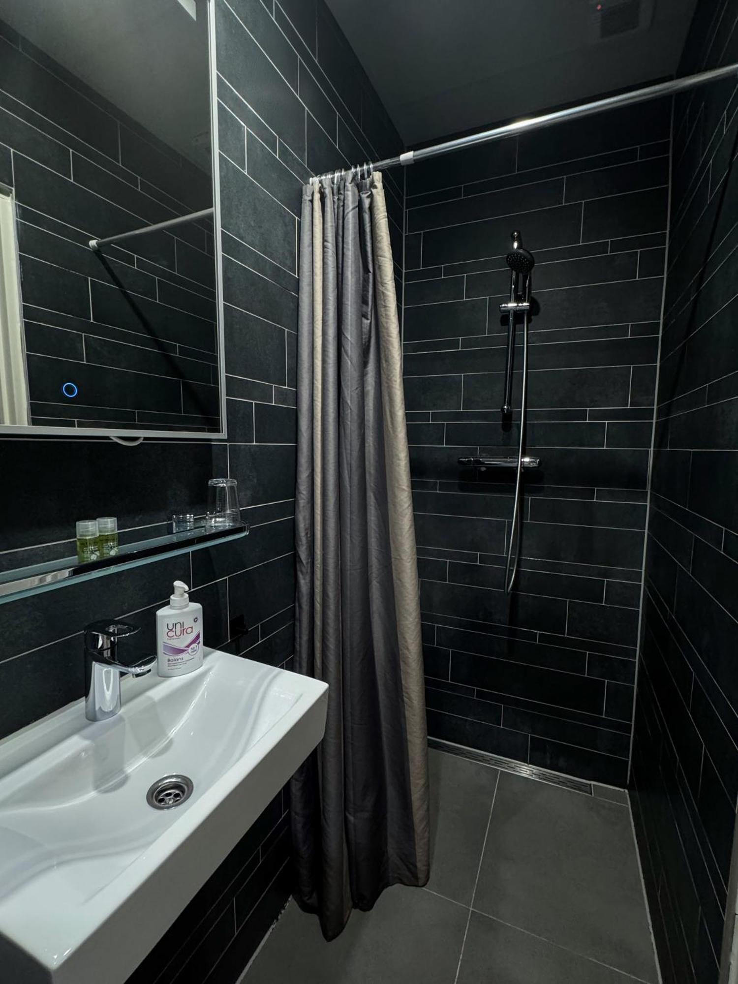 Twin Room Private Bathroom