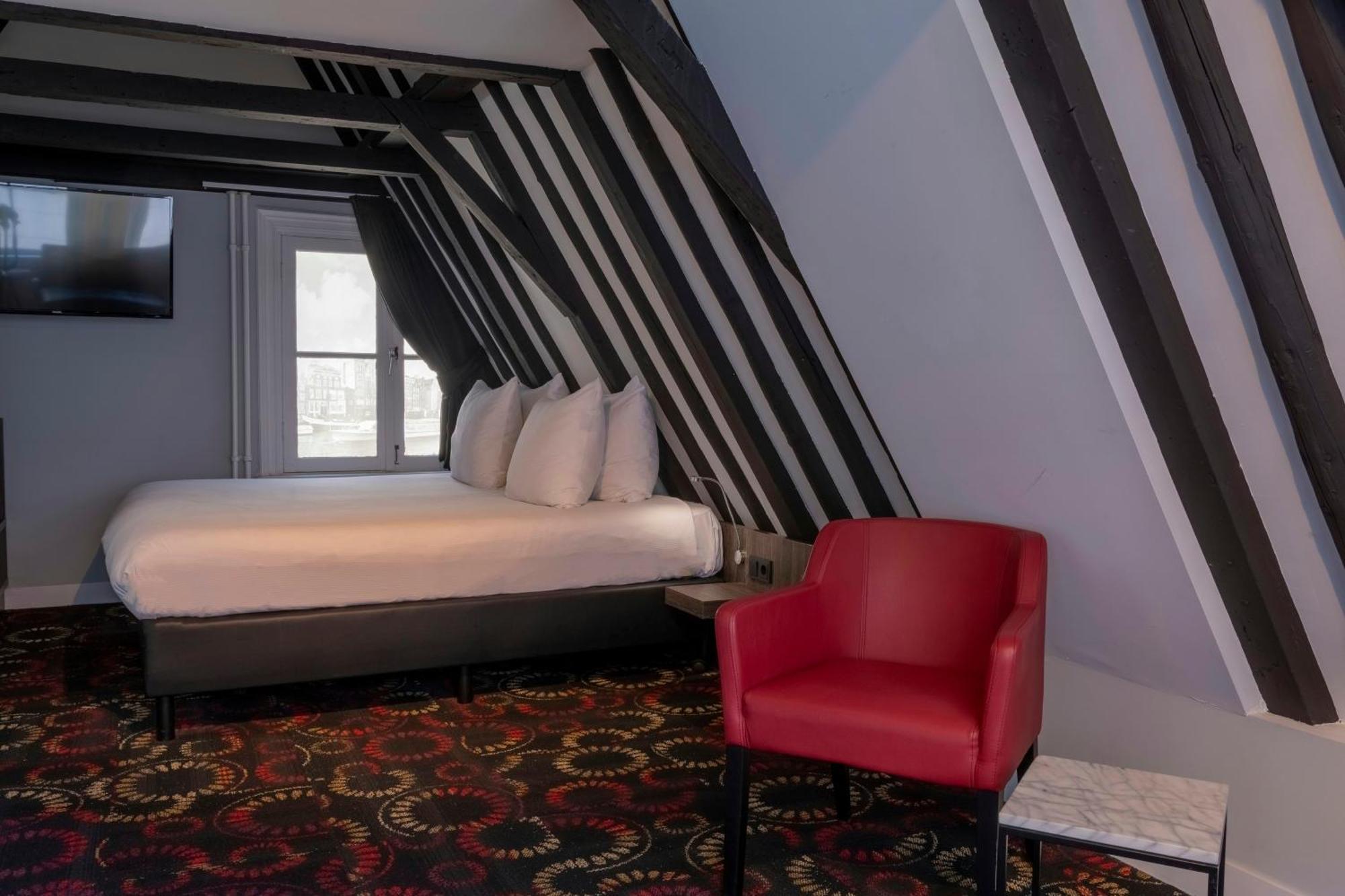 Studio 1 Double Bed 1 Twin Bed