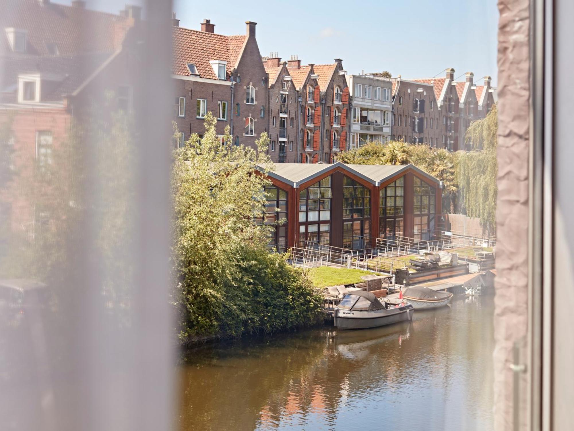 Large 2 Bedroom Apartment Sofa Bed Canal view