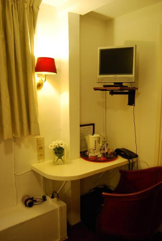 Quarto Econômico com 2 Camas de Solteiro