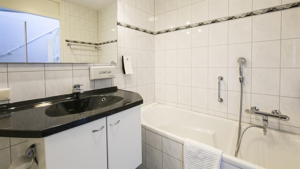 Zweibettzimmer mit Dusche