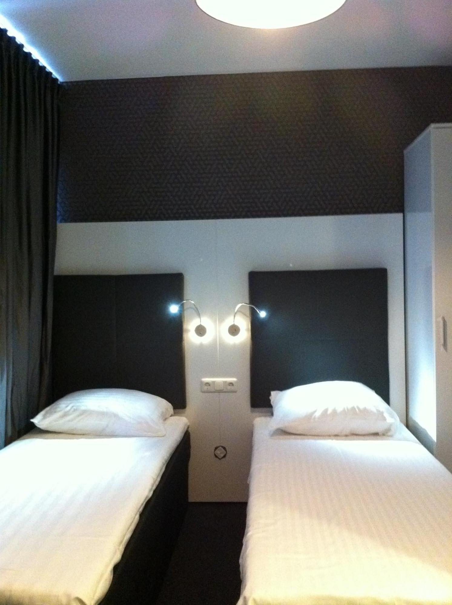Quarto com 2 Camas de Solteiro