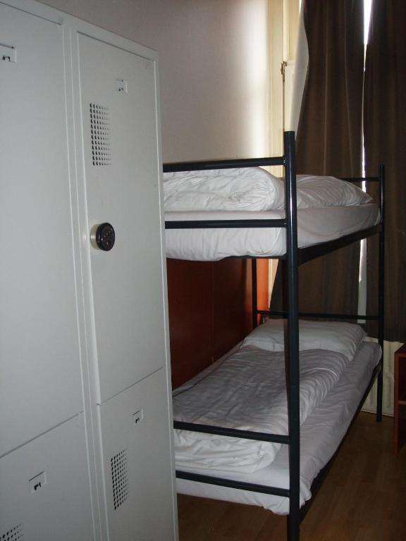 Quadruple Room with Shared Bathroom,64818385:JPEG