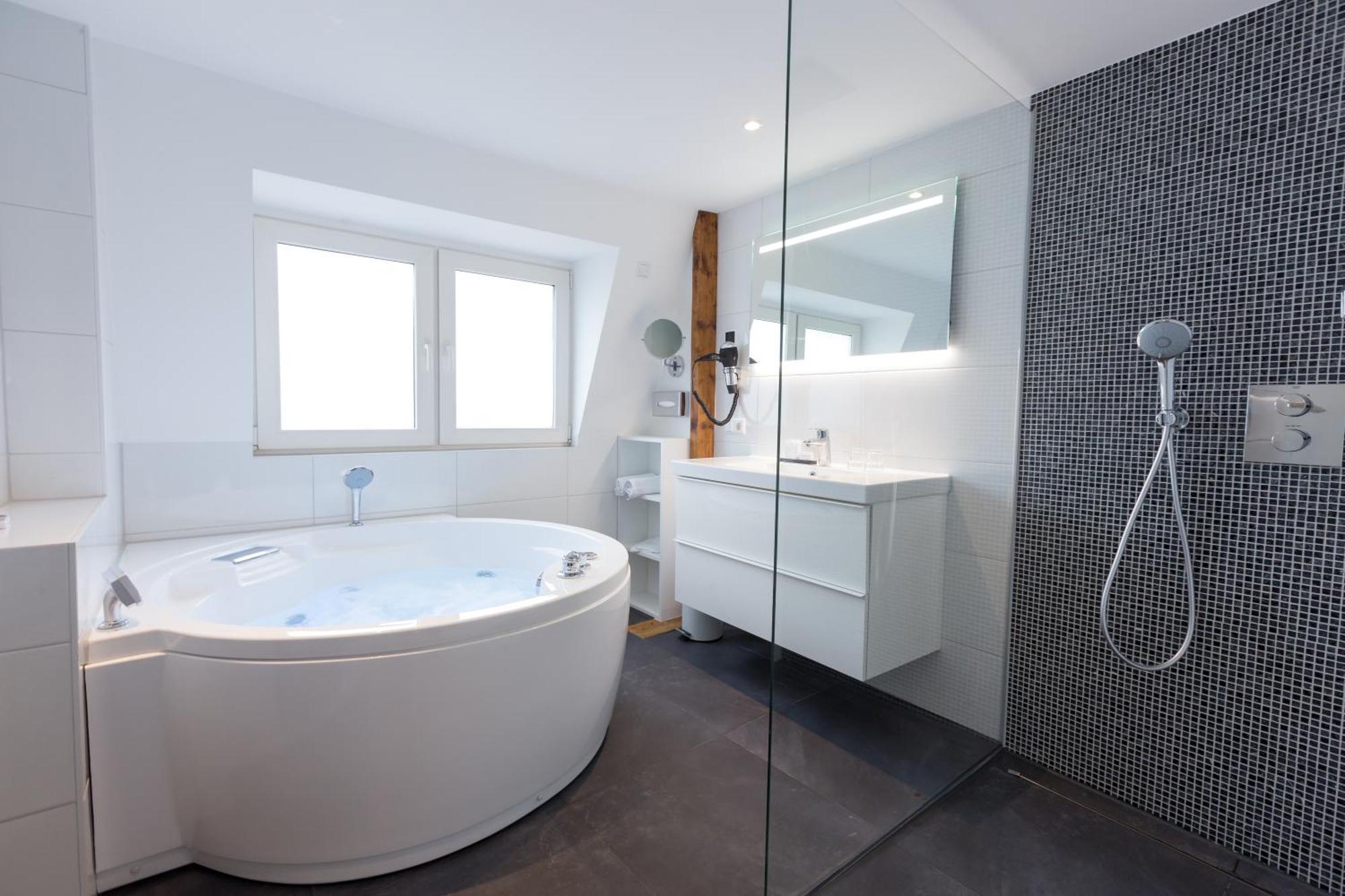 Chambre Supérieure avec Bain à Remous