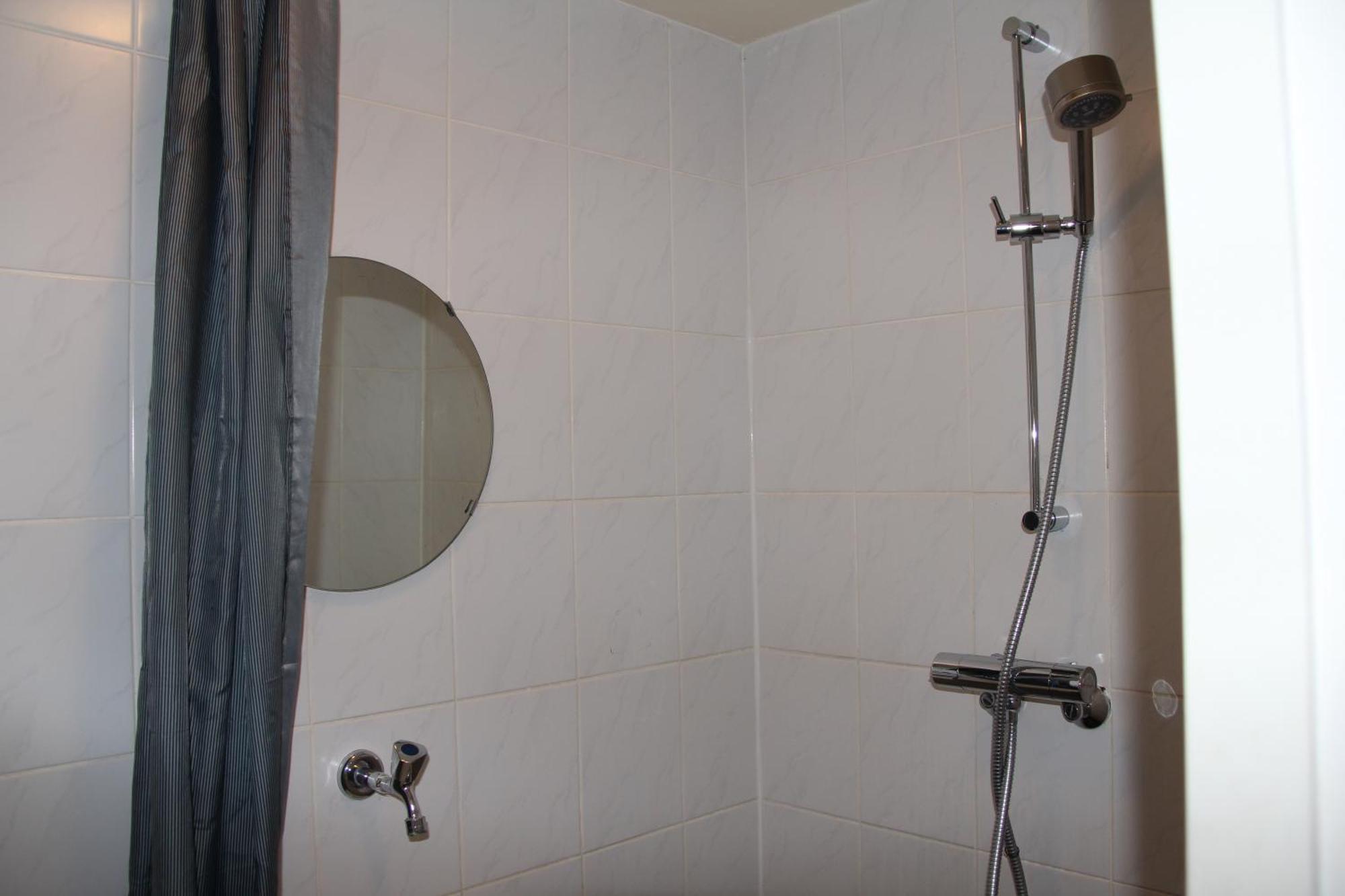 Chambre Simple Basique avec Salle de Bains Commune