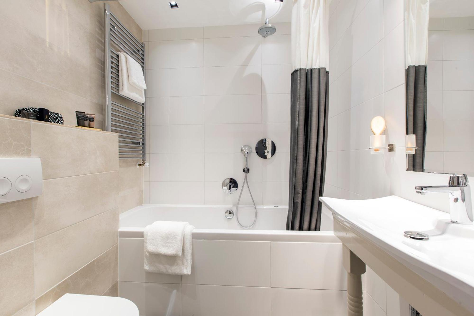 Deluxe Double Room,1169018209:JPEG