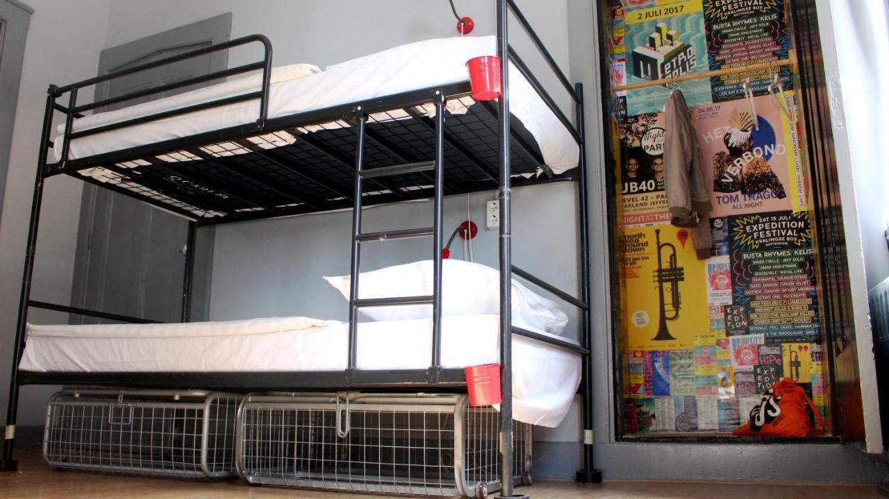 Single Bed in 6-Bed Dormitory Room Shared Bathroom
