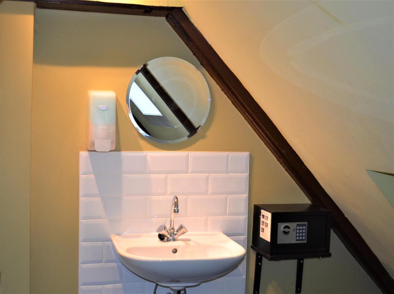 Quarto Twin com Casa de Banho Partilhada