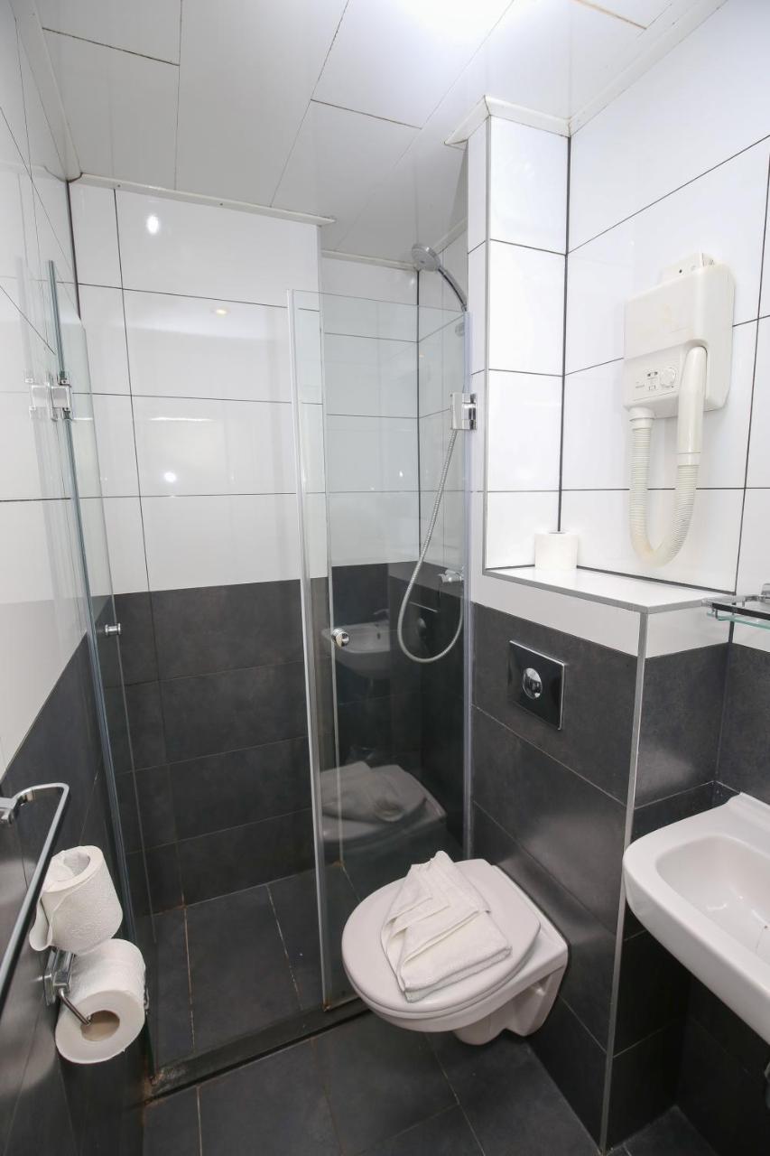Quarto Duplo Pequeno com Banheiro Privativo