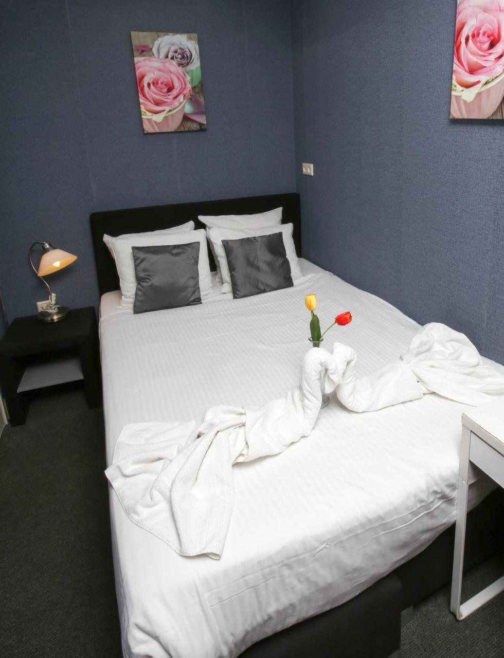 Quarto Econômico Pequeno com Cama de Casal ou 2 de Solteiro e Banheiro Compartilhado