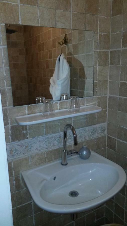 Tweepersoonskamer met 2 Aparte Bedden en Douche