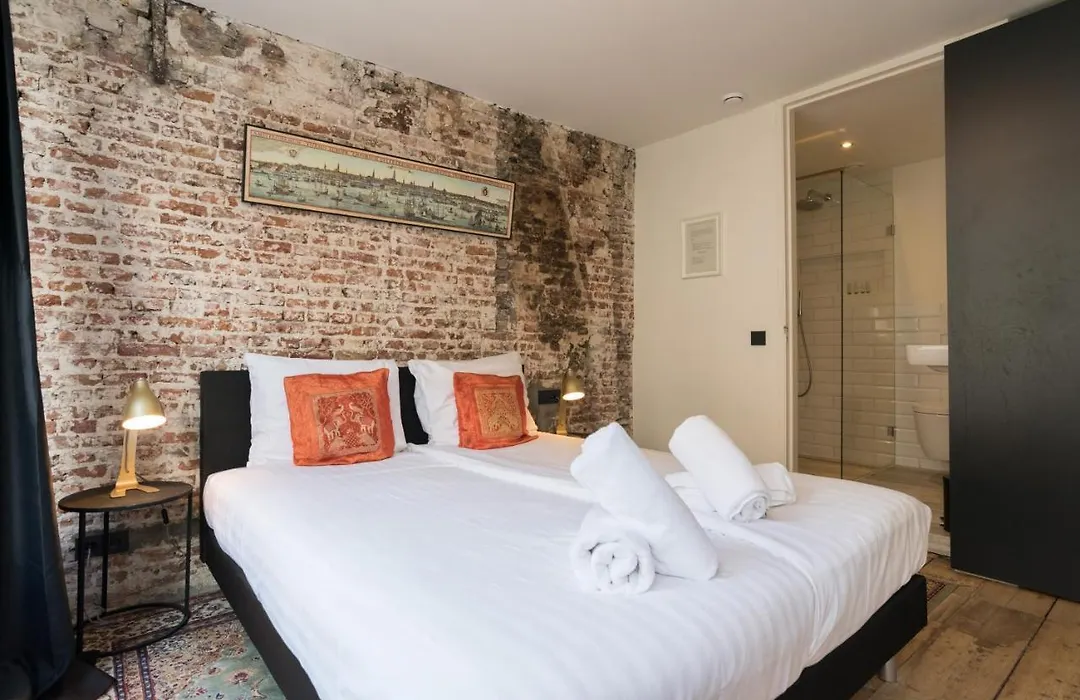Twenty Five Rooms-1