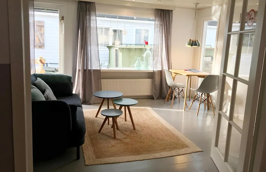 Houseboat Apartment With Water Terrace, Free Bikes & Fast Wifi-1