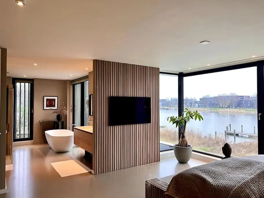 Luxury Waterfrontvilla Amsterdam-1