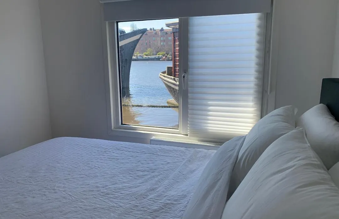 Tiny Houseboat B&B On The Amstel River-1