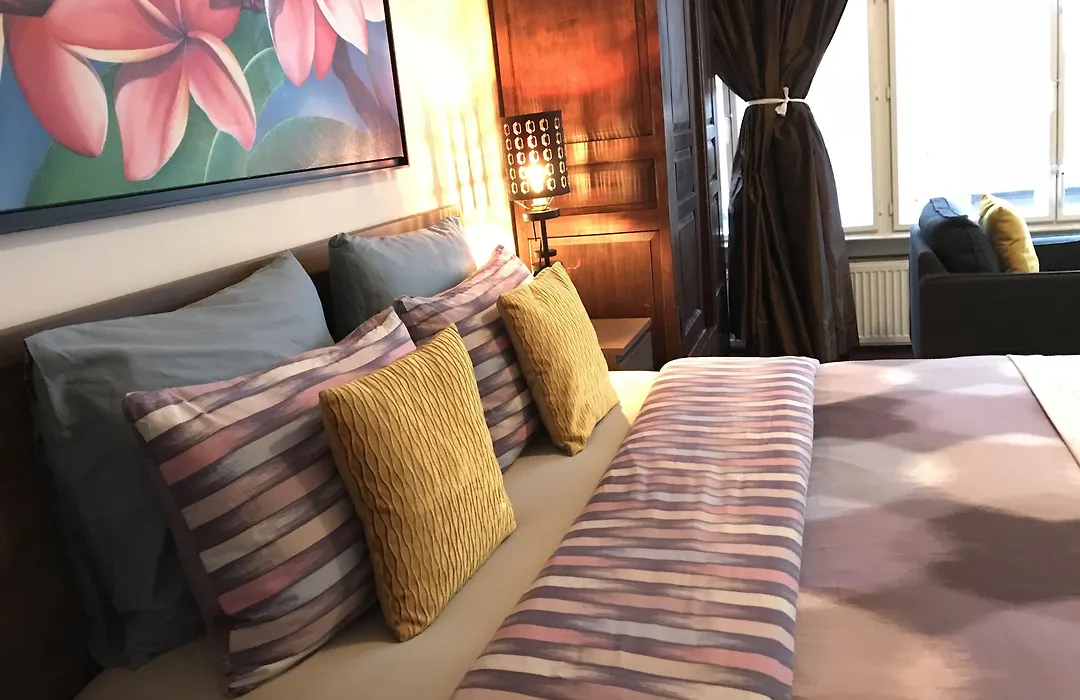 Amsterdam 4 Holiday Guestrooms-1